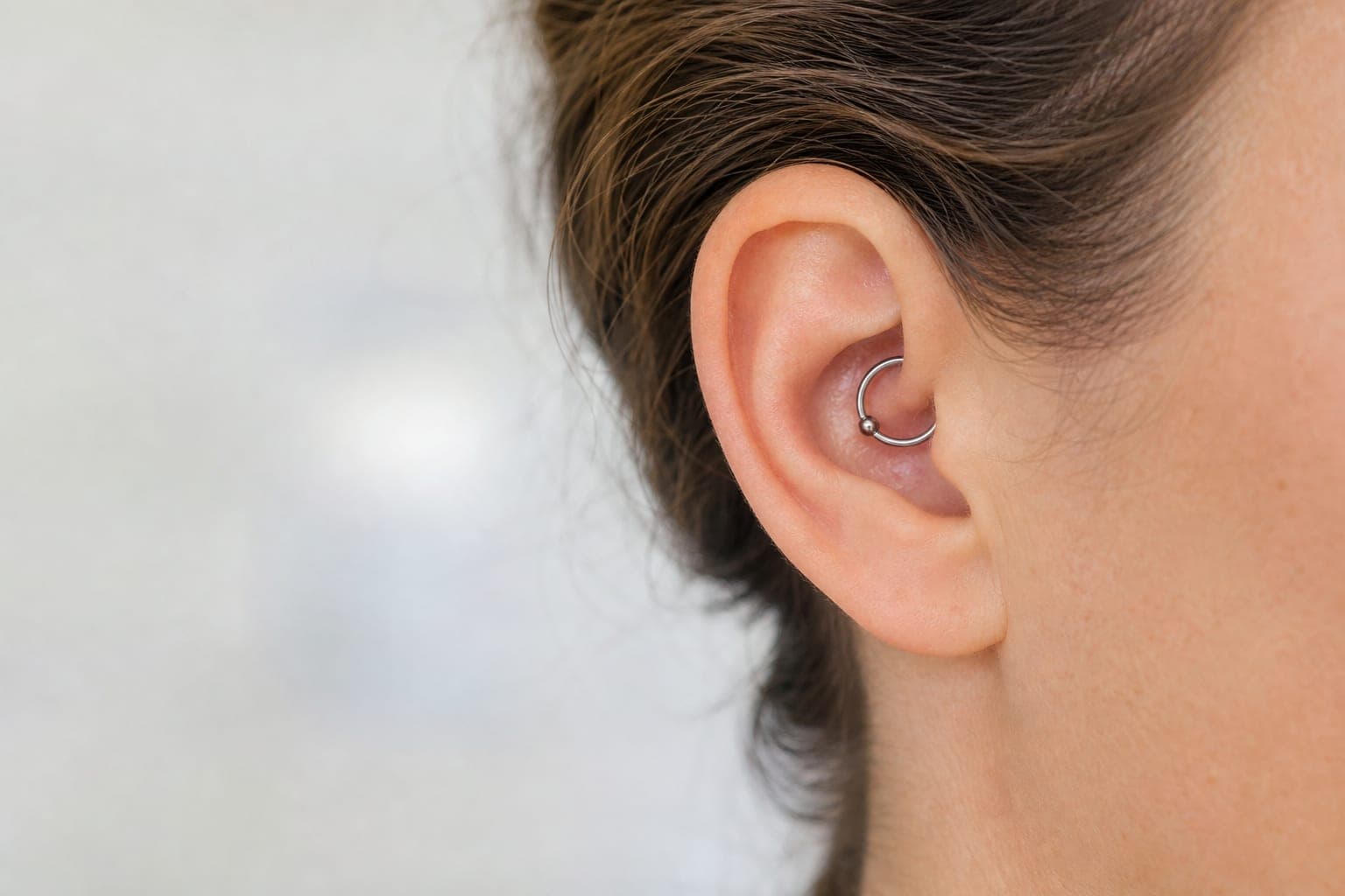 Daith-piercing plassert i ørets brusk